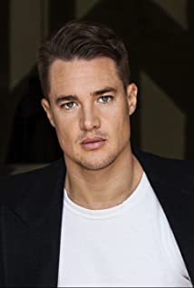 How tall is Alexander Dreymon?